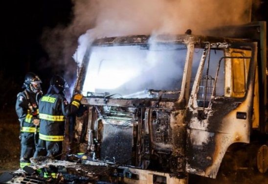  Ataque Incendiario Destruyó 3 Camiones Forestales en Ruta Carahue-Nueva Imperial