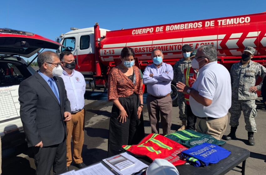  Autoridades Visitan Punto de Abastecimiento Aéreo Para Combatir Incendios Forestales en La Araucanía