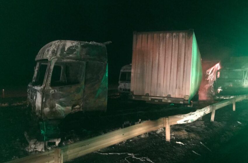  4 Camiones Destruidos y 3 Heridos Dejó Ataque Incendiario en Ruta 5 Sur en Ercilla