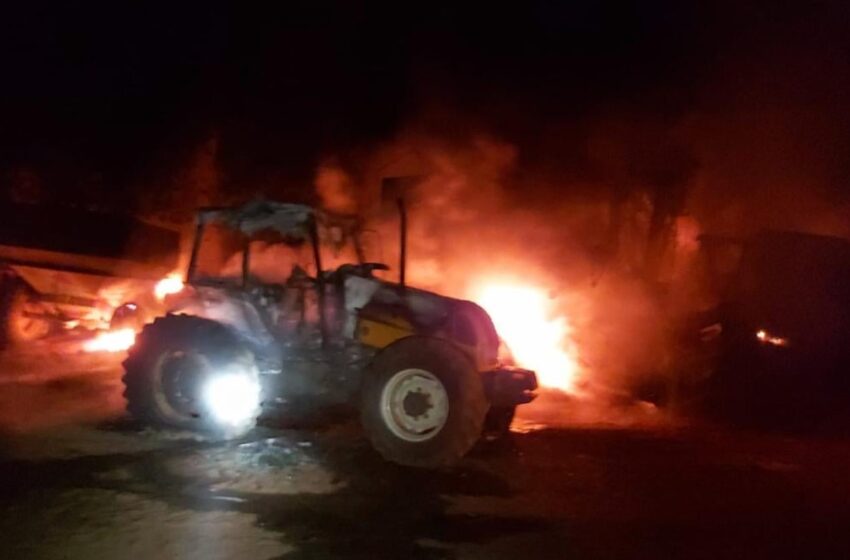  Ataque Incendiario Destruye Maquinaria Agrícola al Interior de Fundo en Freire