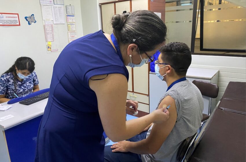  Con Éxito se Realiza Vacunación de Funcionarios Del Hospital Regional de Temuco