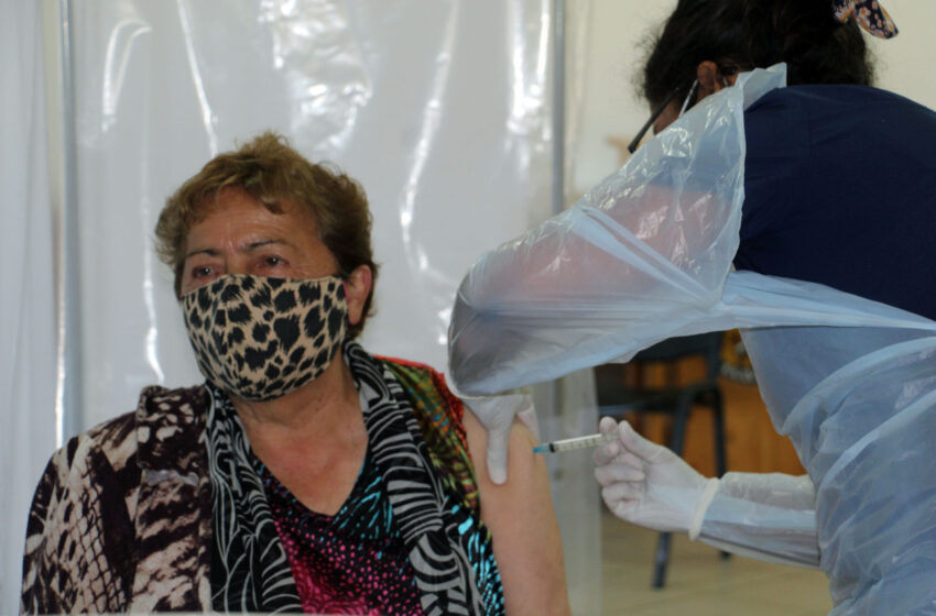  Con Gran Asistencia de Adultos Mayores Comienza Vacunación en Puerto Saavedra