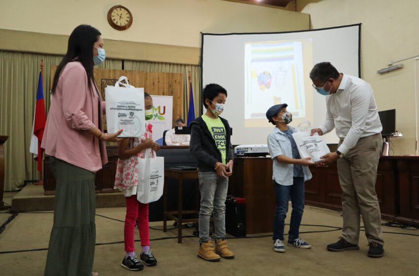  Municipio De Temuco Y Mejor Niñez Entregan 10 Tablets A Jóvenes Escritores De Cuentos “En Pandemia”