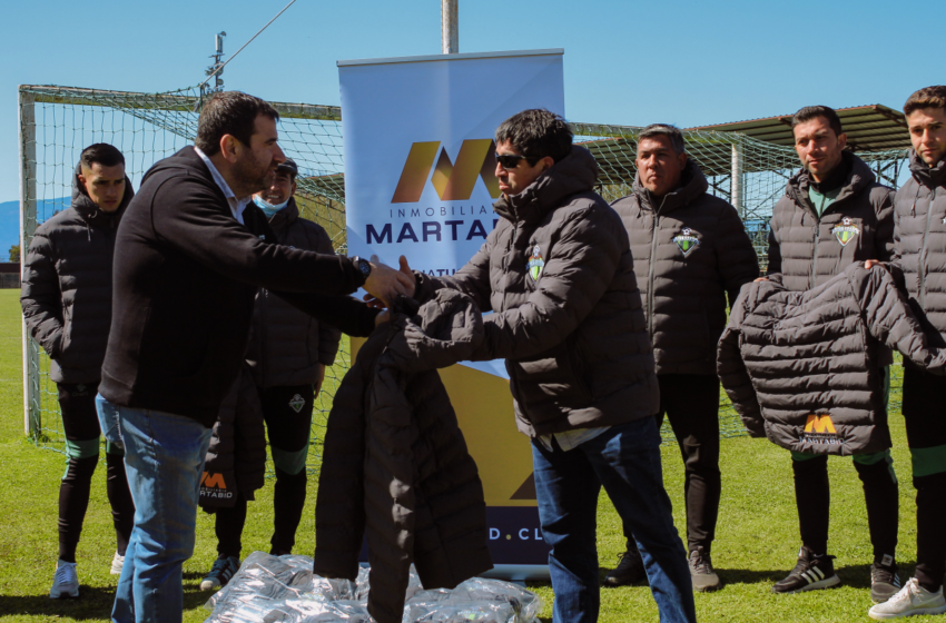  En Villarrica Empresas Martabid  Entrega Indumentaria deportiva Al Club Deportivo Pilmahue