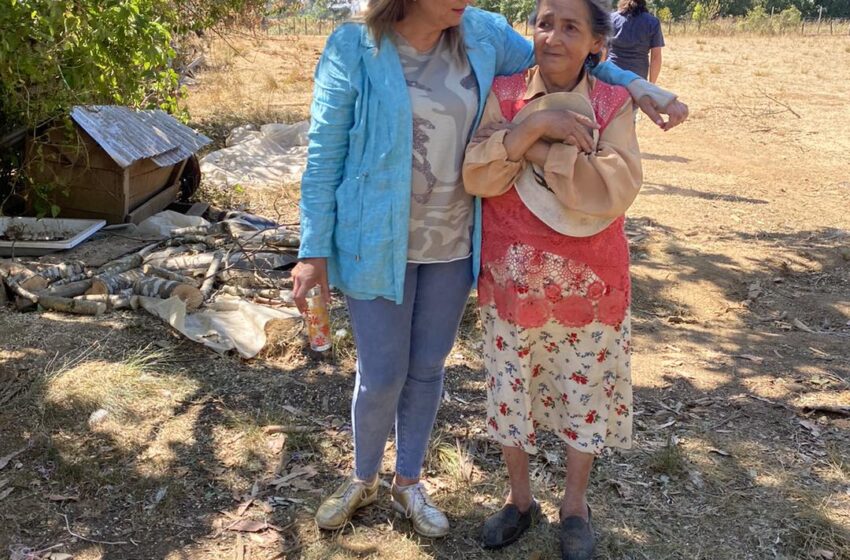  Alcaldesa Jacqueline Romero Entregó Casas de Emergencias y Fardos A Afectados Por Incendios Forestales En Pitrufquén