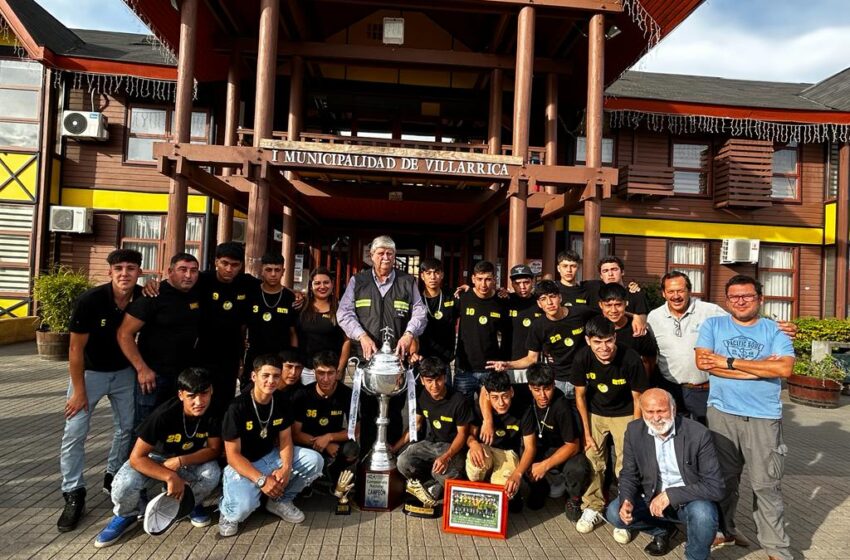  Monarcas Del Fútbol Rural Sub-17 De Villarrica Lucieron Enorme Trofeo En El Municipio