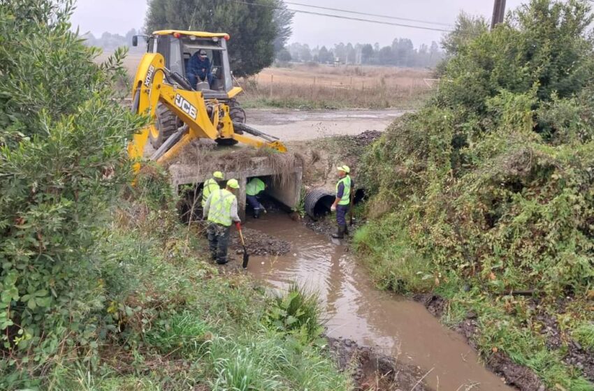  En Freire Realizan Limpieza De Canal De Pasada Por La Población Villa El Bosque