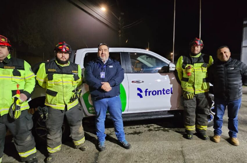  Frontel dio charla sobre precauciones y ventajas con camioneta 100% eléctrica a Bomberos de Freire