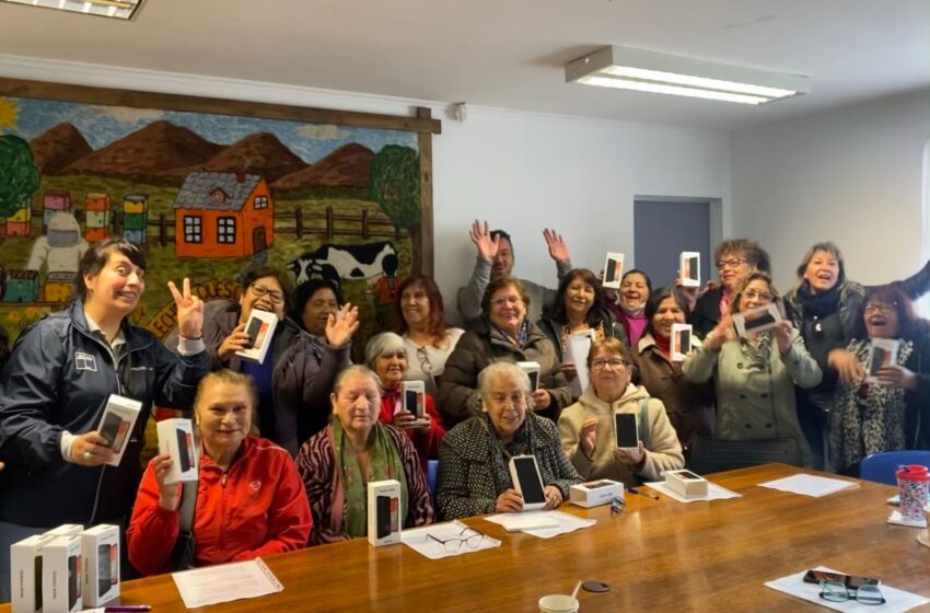  Mujeres De Pitrufquén Obtienen Celulares Y Planes Gratuitos A Través De La Municipalidad Y Prodemu