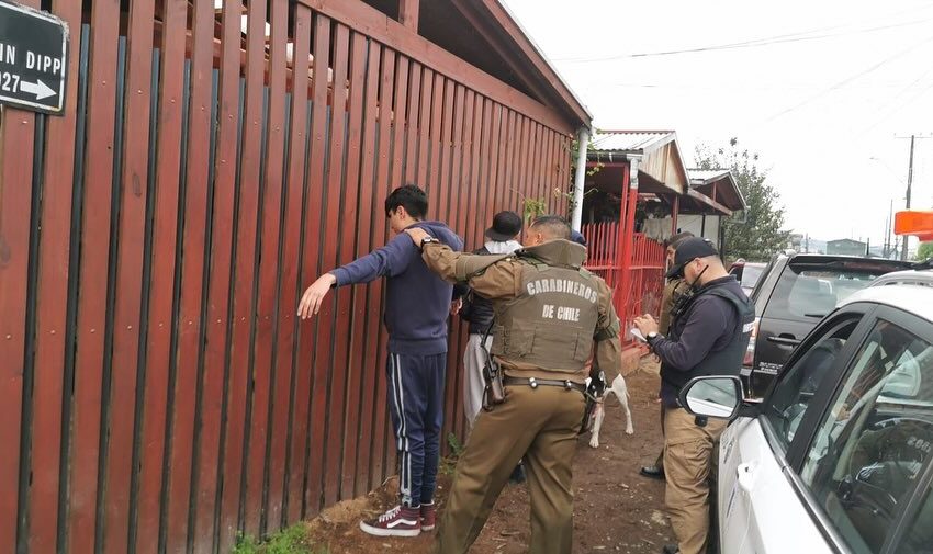  En Valdivia Carabineros Y Seguridad Publica Detiene A Dos Sujetos Por Porte De Armas Y Drogas