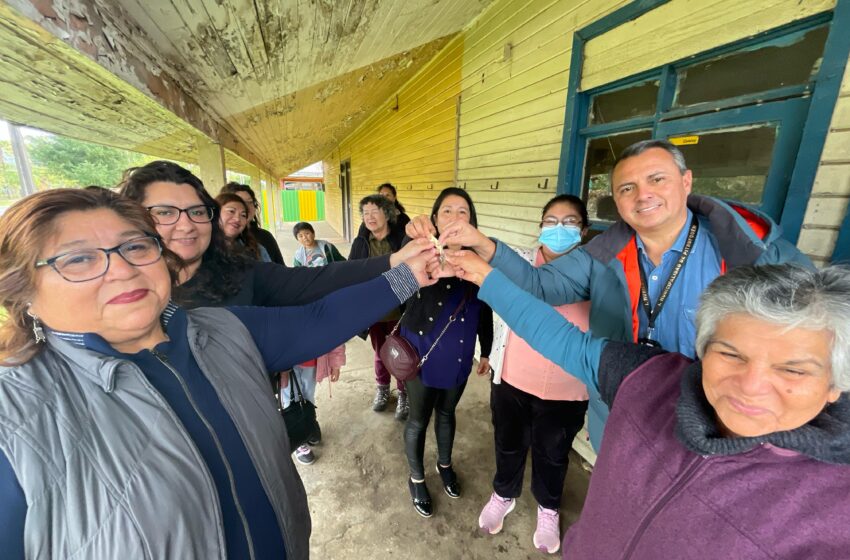  Municipalidad de Pitrufquén impulsa emprendimiento local cediendo sala de ex escuela a artesanas y productoras de Comuy