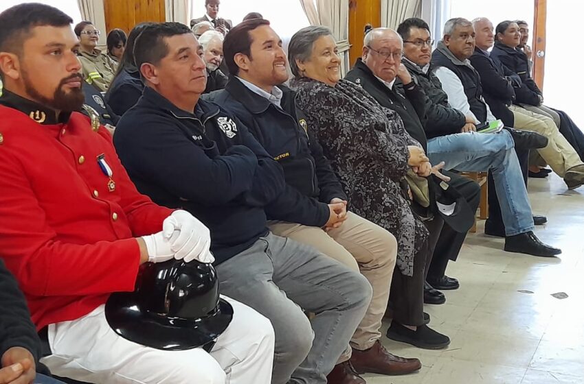  El Cónsul Honorario En Chile Junto A Representantes de La Empresa Agrotop De Freire Entrega Un Carro A Bomberos