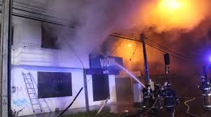  Incendio de gran magnitud afecta sucursal de WOM en el centro de Temuco