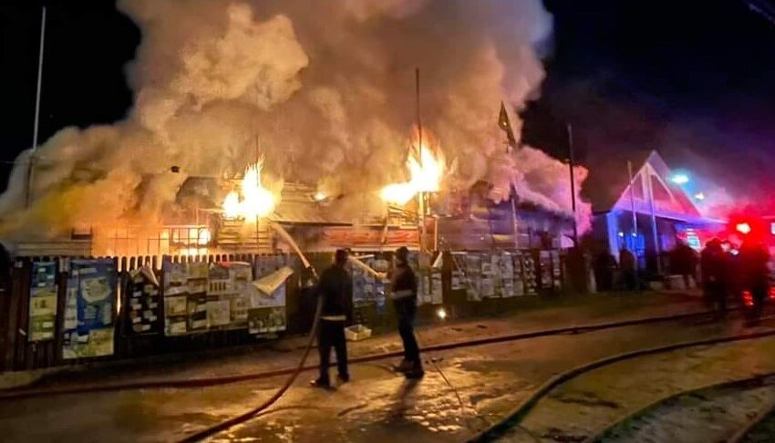  Bomberos de cuatro localidades combaten voraz incendio en Neltume
