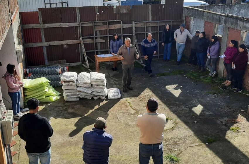  Alcalde de Freire entrega insumos a pequeños productores de Quepe