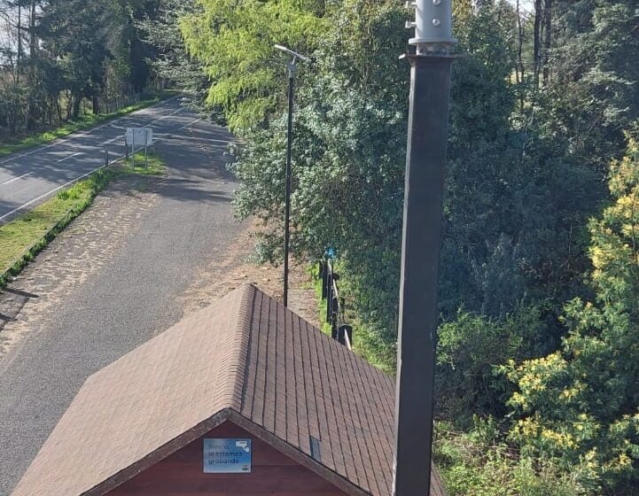  Instalan nueva iluminación solar en Alto Mirador para mejorar la seguridad del sector