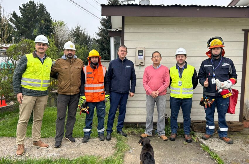  Frontel junto a SEC instala el primer medidor remoto a vecino electrodependiente de Cunco