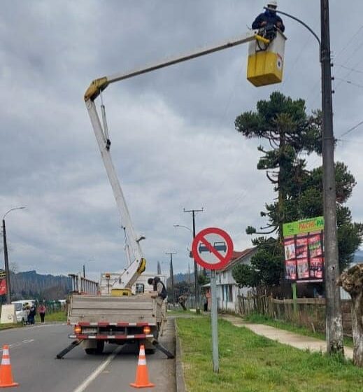  Con inversión municipal cambian el alumbrado público en la localidad de Comuy