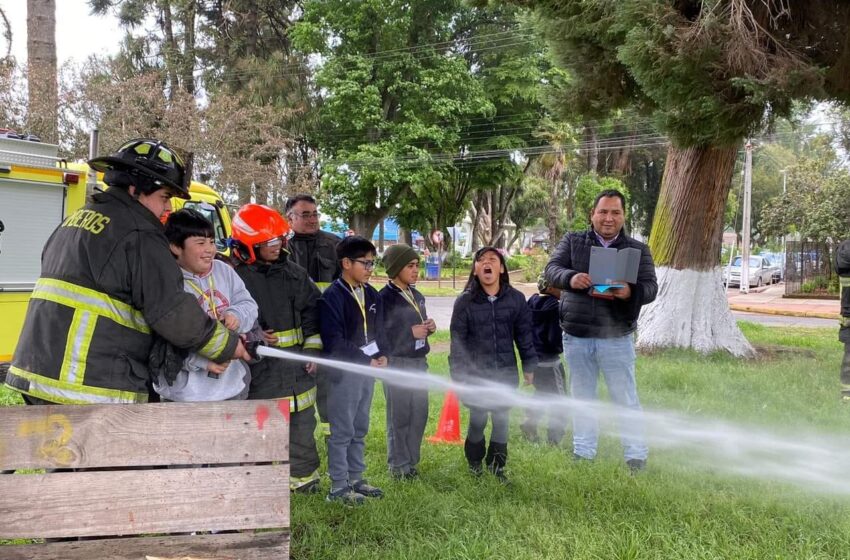  Estudiantes de la Escuela Armando Quintulen visitan cuartel de Bomberos en Freire