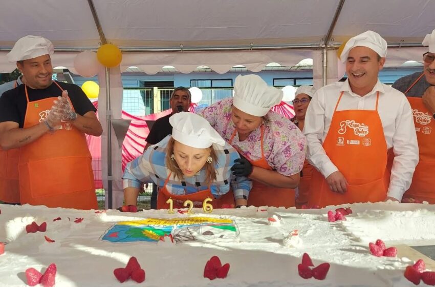  Pitrufquén celebra su aniversario 126 con la torta más grande de La Araucanía: 54 metros y más de 8 mil porciones